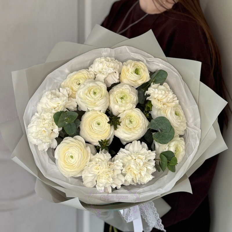 Белый букет с ранункулюсами