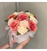 Композиция с пионовидными розами и диантусами 1