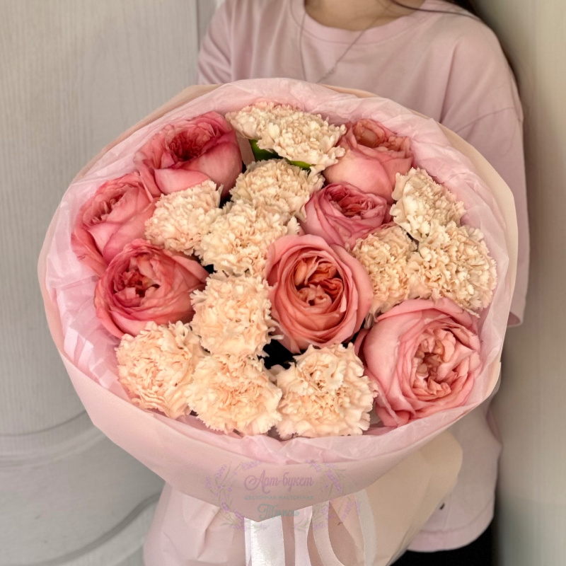 Букет с Пионовидными Розами и Диантусами