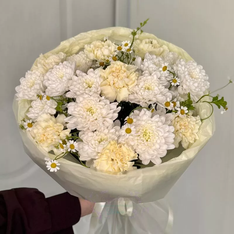 Букет &laquo;Луч солнца&raquo; с хризантемами, гвоздиками и ромашками 1