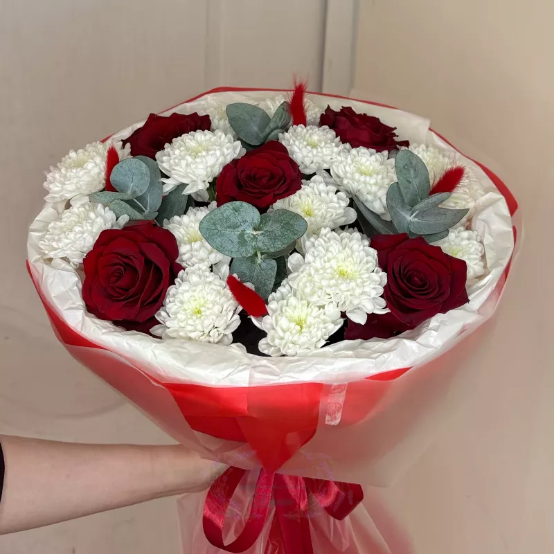 Авторский букет с красными розами 2