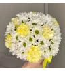 Солнечная композиция из хризантем и диантусов
